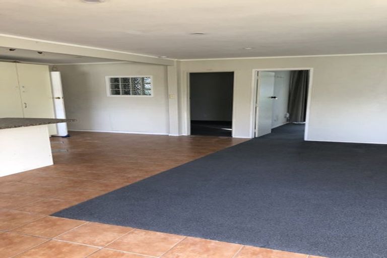 Photo of property in 1/1 Reynolds Place, Torbay, Auckland, 0630