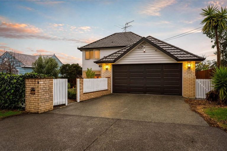 Photo of property in 3 Zefiro Drive, Massey, Auckland, 0614