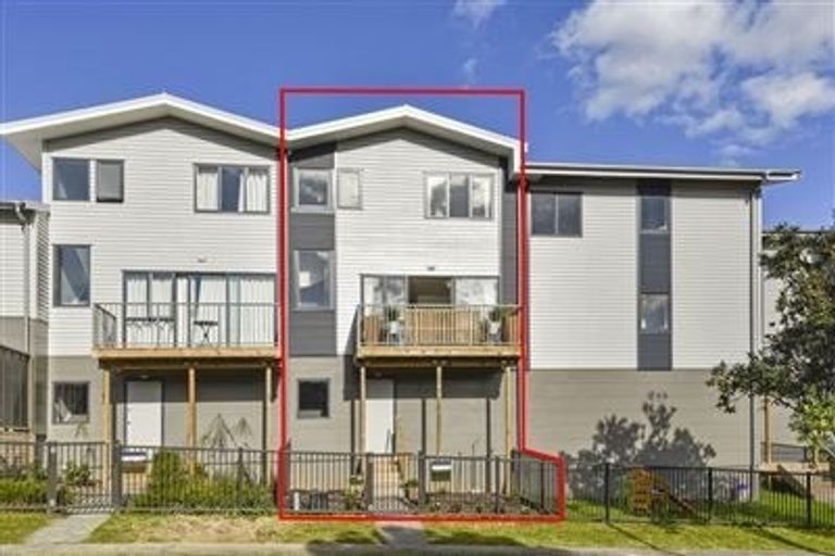 Photo of property in 2/1 John Jennings Drive, Oteha, Auckland, 0632