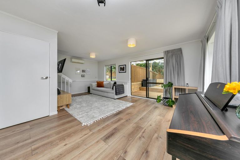 Photo of property in 2/77 Atkinson Road, Titirangi, Auckland, 0604