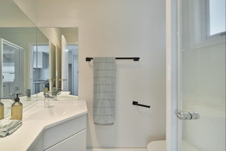 Photo of property in 28 Pitt Street, Clive, 4102