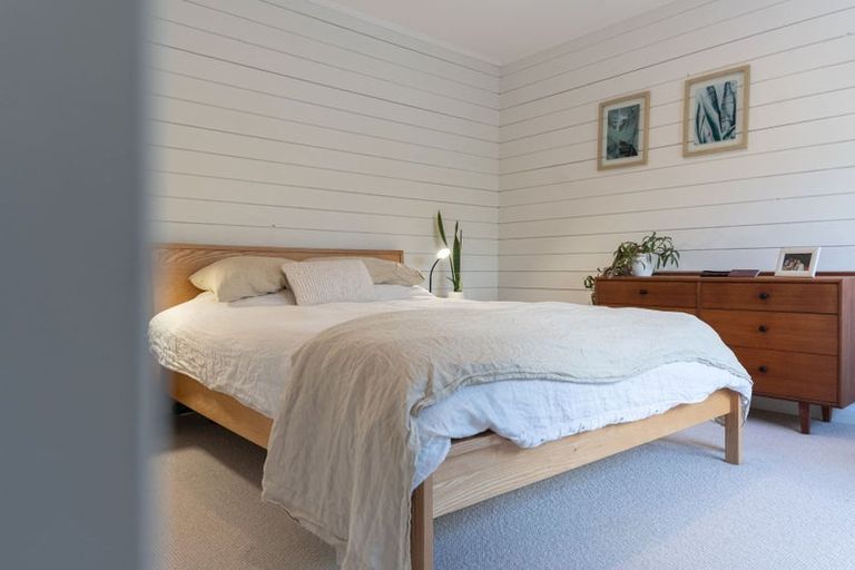 Photo of property in 1/45 Unsworth Drive, Unsworth Heights, Auckland, 0632