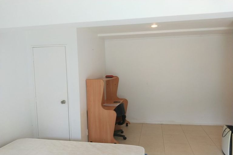 Photo of property in 15a Glen Vista Place, Bayview, Auckland, 0629