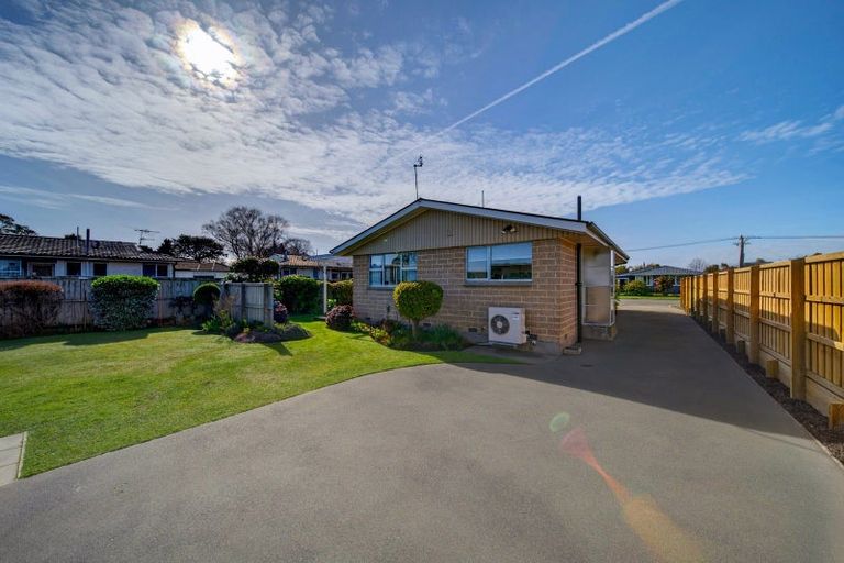 Photo of property in 73 Crofton Road, Harewood, Christchurch, 8051