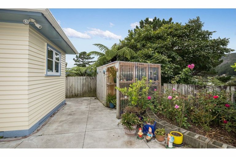 Photo of property in 27 Amundsen Grove, Stokes Valley, Lower Hutt, 5019