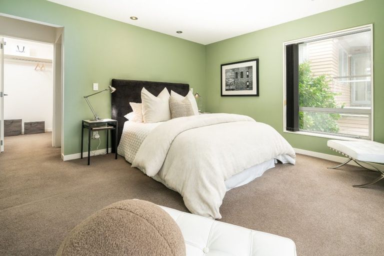 Photo of property in 58 Tiketike Way, Brooklyn, Wellington, 6021