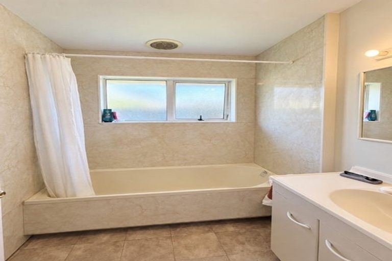 Photo of property in 1/11 Hollyford Avenue, Bryndwr, Christchurch, 8053