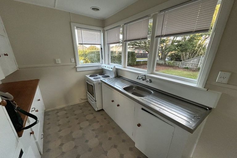 Photo of property in 37 Lambeth Crescent, Redwood, Christchurch, 8051