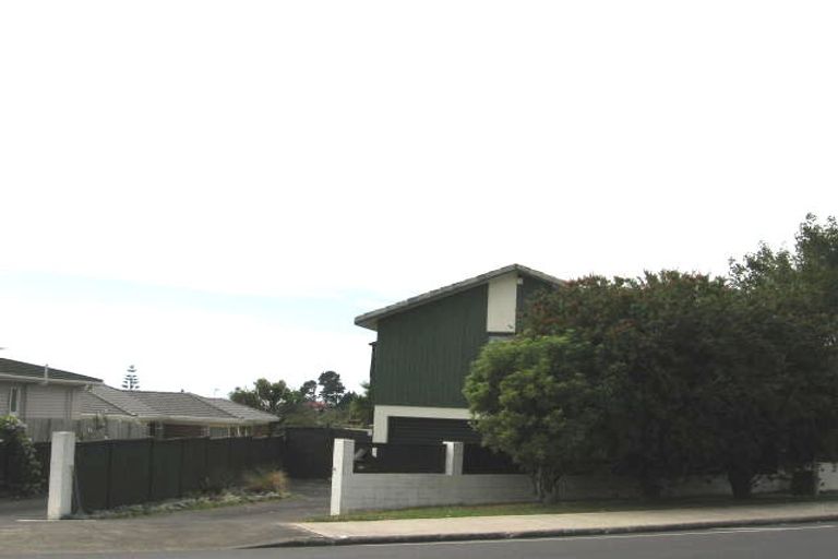 Photo of property in 2/983 Beach Road, Torbay, Auckland, 0630