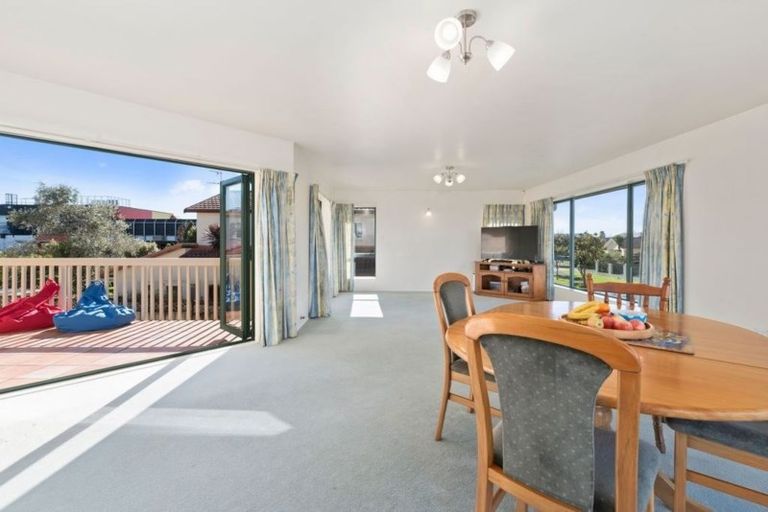 Photo of property in 8 Vinograd Drive, Te Atatu Peninsula, Auckland, 0610