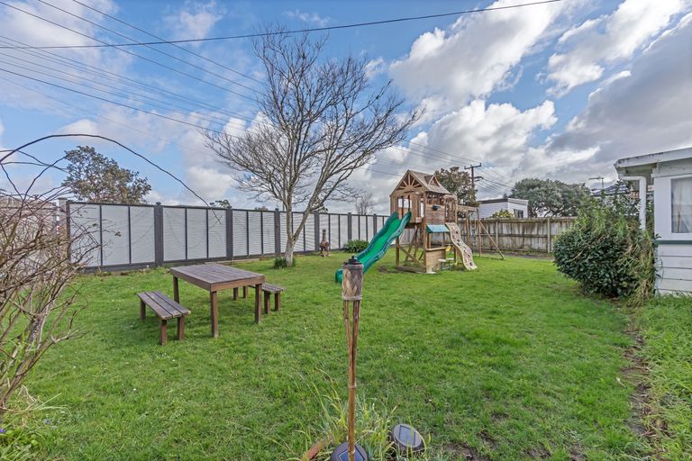 Photo of property in 27 Tramway Road, Beach Haven, Auckland, 0626