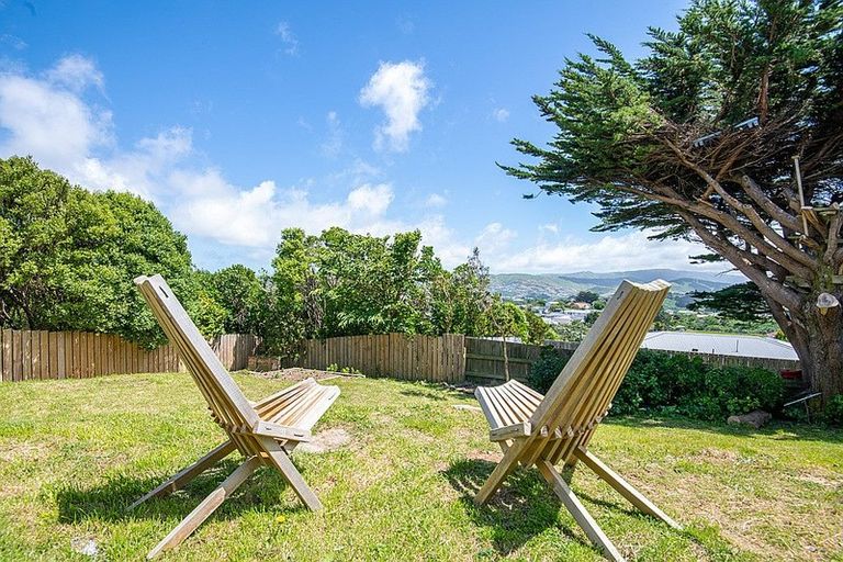 Photo of property in 34 Brooker Grove, Newlands, Wellington, 6037