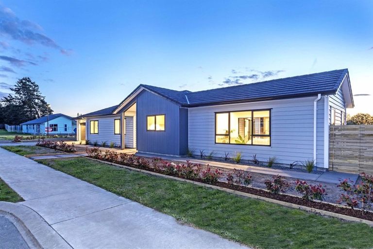 Photo of property in 8 Vogwill Road, Kumeu, 0810