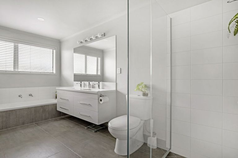 Photo of property in 18 Kaipara Lake Road, South Head, Helensville, 0874