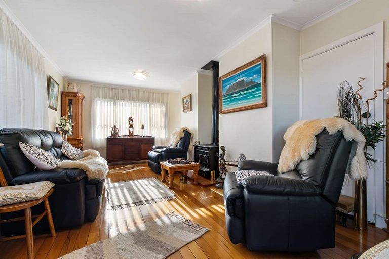 Photo of property in 1/81 Awaroa Road, Sunnyvale, Auckland, 0612