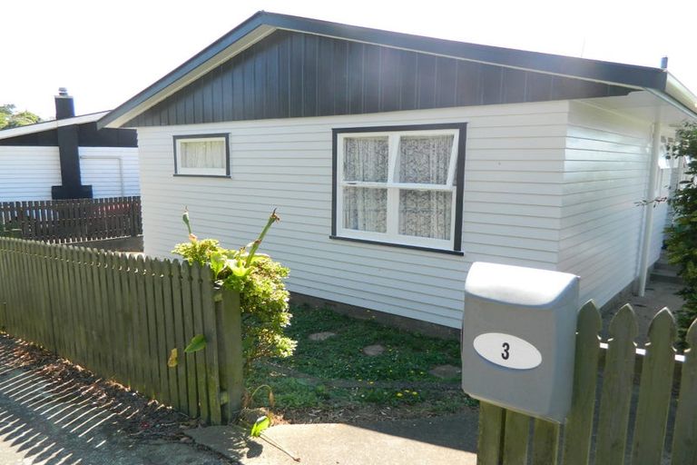 Photo of property in 3 Merritt Way, Newlands, Wellington, 6037