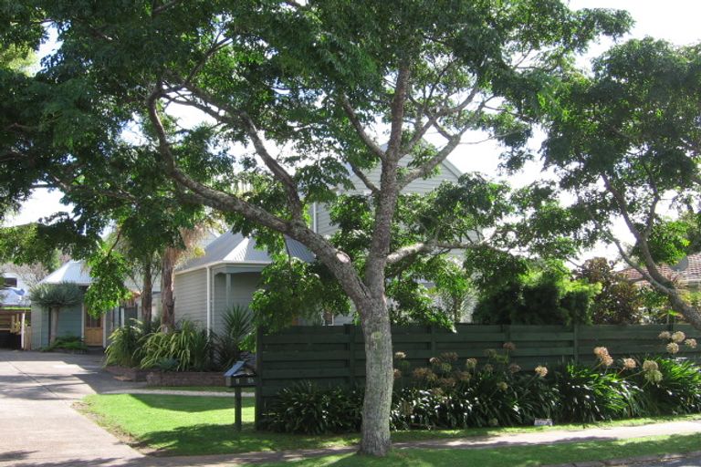 Photo of property in 2/9 Imogene Way, Half Moon Bay, Auckland, 2012