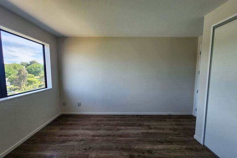 Photo of property in 22e Totaravale Drive, Totara Vale, Auckland, 0629