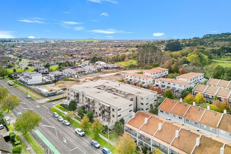 Photo of property in 2/124 Stancombe Road, Flat Bush, Auckland, 2016