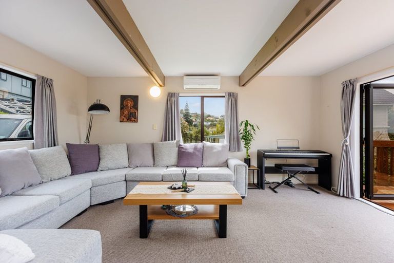 Photo of property in 2/70 Ayton Drive, Totara Vale, Auckland, 0629