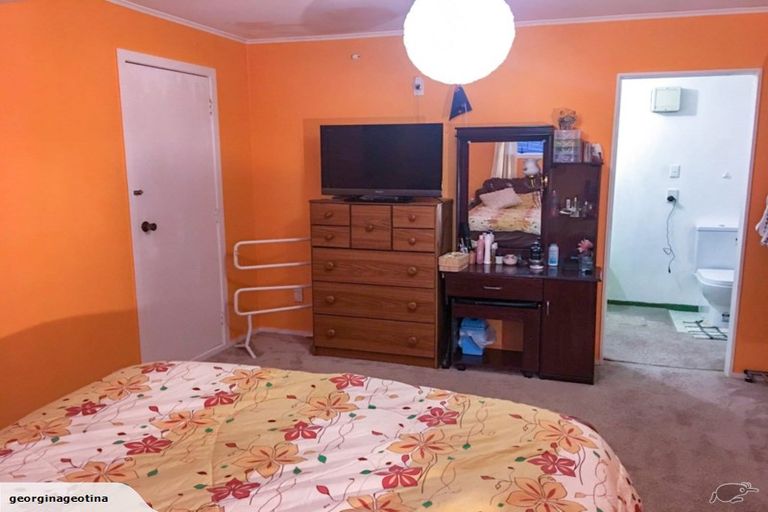 Photo of property in 37 Edgecombe Street, Newlands, Wellington, 6037