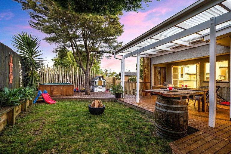 Photo of property in 1/13 Woodhouse Place, West Harbour, Auckland, 0618