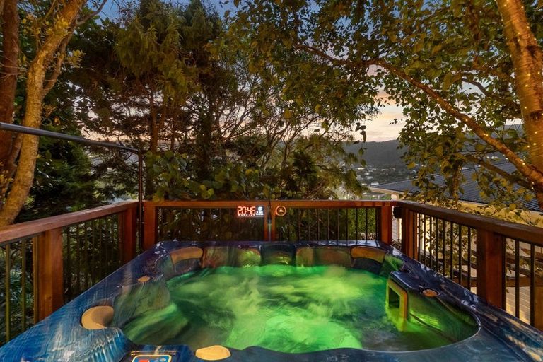 Photo of property in 39 Taylor Terrace, Tawa, Wellington, 5028