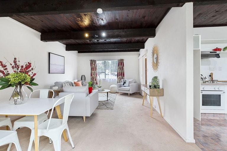 Photo of property in 138 Akaroa Drive, Maupuia, Wellington, 6022