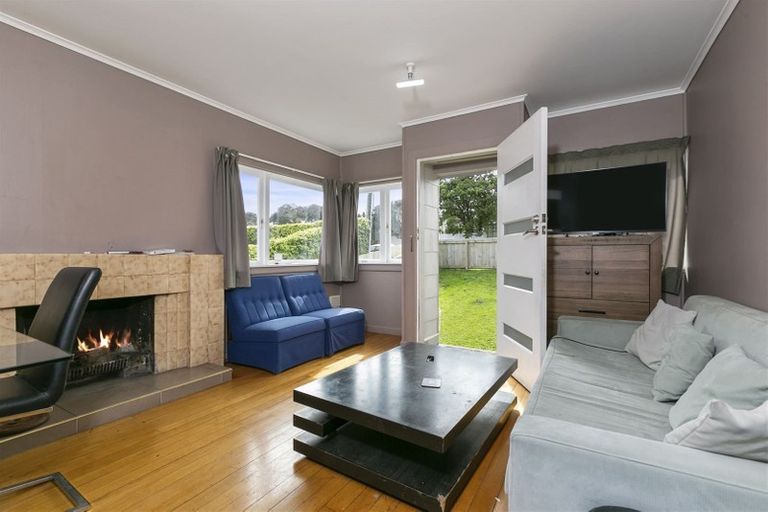 Photo of property in 17 Staveley Avenue, Mount Roskill, Auckland, 1041