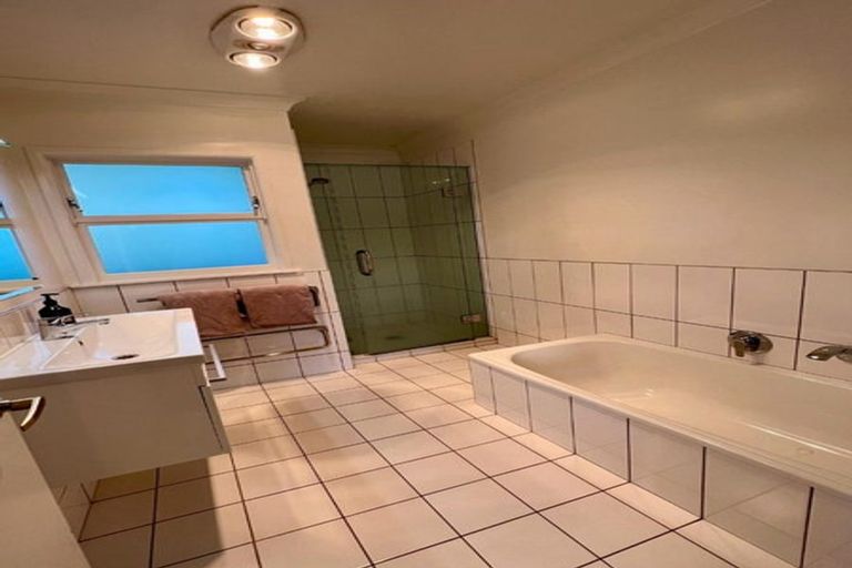 Photo of property in 2/32a Howard Road, Northcote, Auckland, 0627