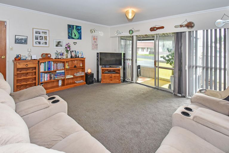 Photo of property in 2/20 Gibbons Road, Weymouth, Auckland, 2103