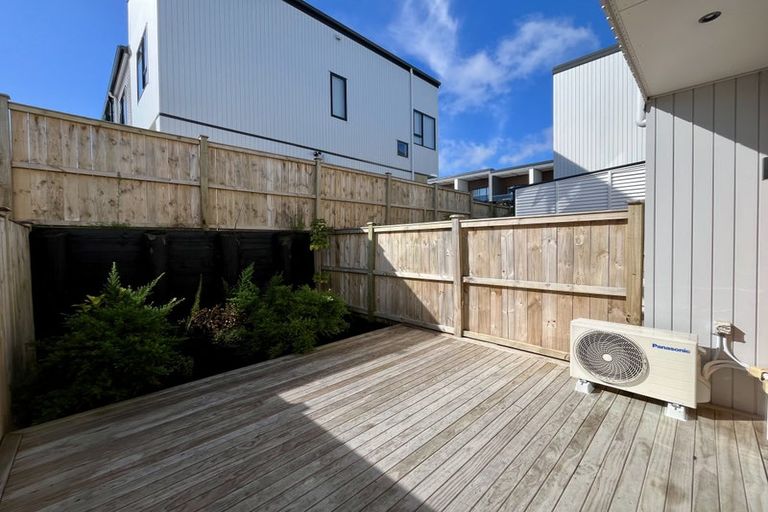 Photo of property in 25 Kuaha Road, Massey, Auckland, 0614