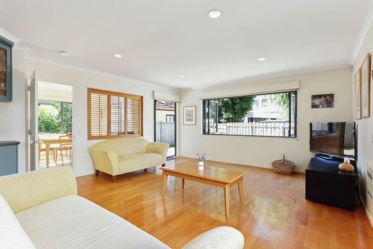 Photo of property in 31 Oakwood Grove, Eastern Beach, Auckland, 2012