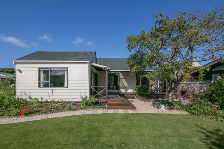 Photo of property in 2/105 Aorangi Road, Bryndwr, Christchurch, 8053