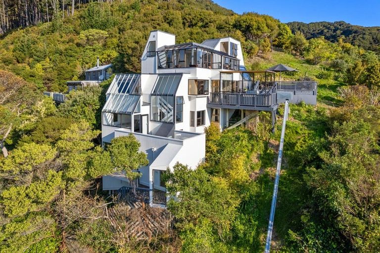 Photo of property in 10 Latham Road, York Bay, Lower Hutt, 5013