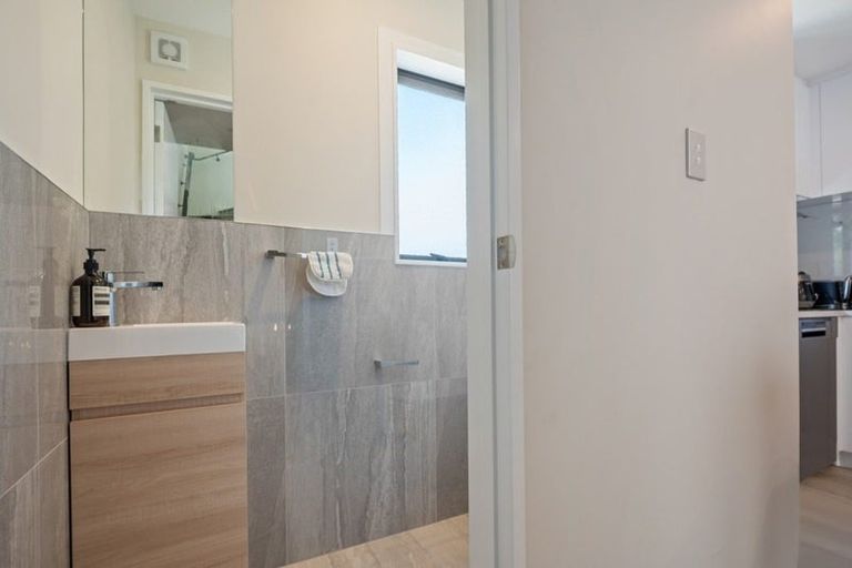 Photo of property in 111 Trias Road, Totara Vale, Auckland, 0629