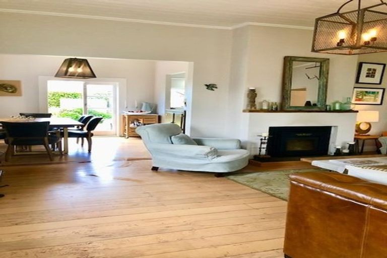 Photo of property in 11 Ocean View Road, Milford, Auckland, 0620