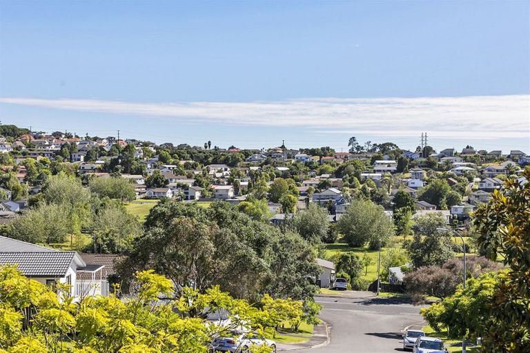 Photo of property in 2/10 Helicon Place, Totara Vale, Auckland, 0629