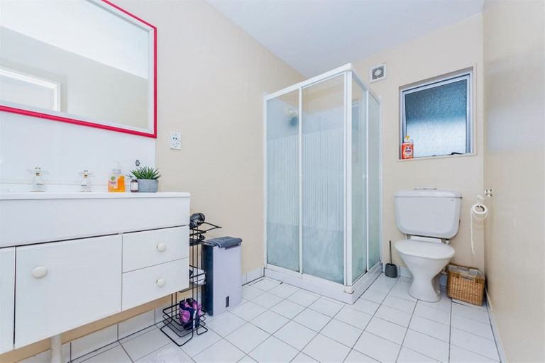 Photo of property in 16 Lagoon Way, West Harbour, Auckland, 0618