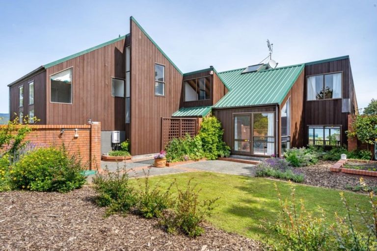 Photo of property in 38 Stanhope Grove, Korokoro, Lower Hutt, 5012