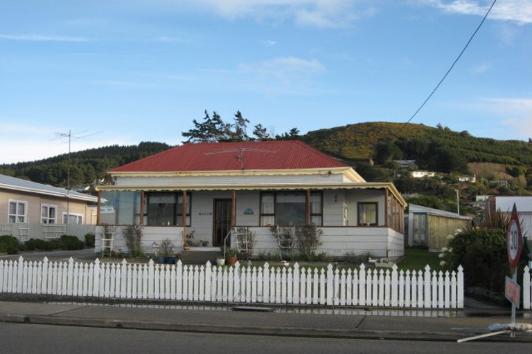 Photo of property in 220 Marine Parade, Bluff, 9814