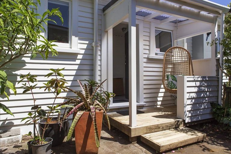 Photo of property in 2 Dale Street, Lower Vogeltown, New Plymouth, 4310