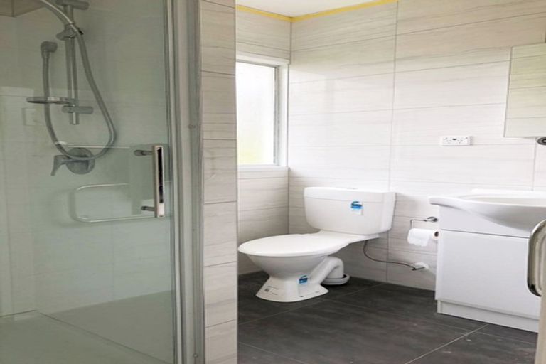 Photo of property in 2/15 Trojan Crescent, New Lynn, Auckland, 0600