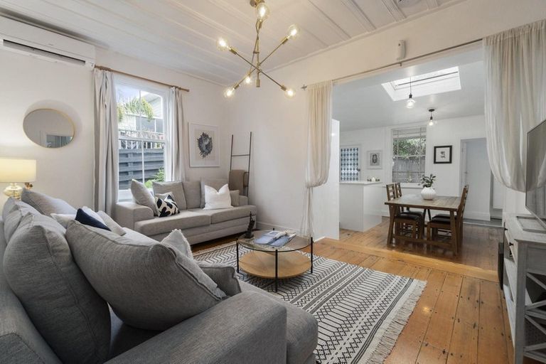 Photo of property in 13 South Lynn Road, Titirangi, Auckland, 0604