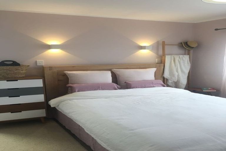 Photo of property in 1/595 Glenfield Road, Totara Vale, Auckland, 0629