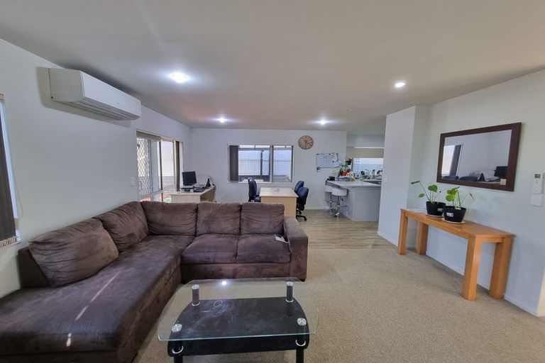 Photo of property in 26 Brashier Circle, Sunnyvale, Auckland, 0612