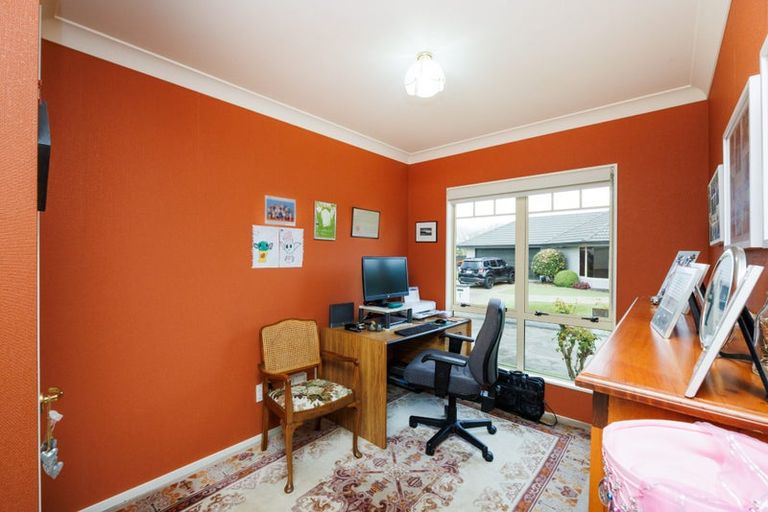 Photo of property in 5 Fountain Court, Palmerston North, 4410