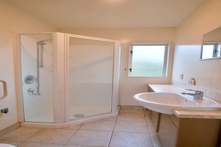 Photo of property in 2/23 Tui Glen Road, Birkenhead, Auckland, 0626