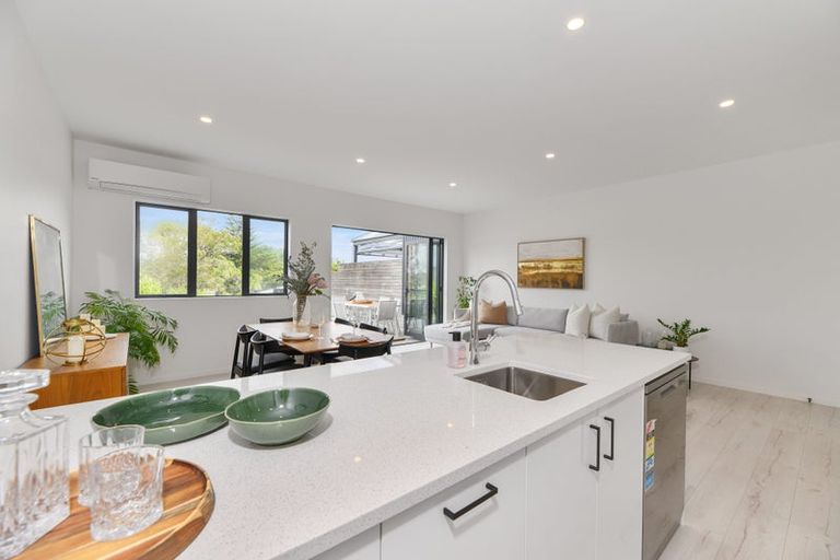 Photo of property in 19d Tawa Road, Te Atatu Peninsula, Auckland, 0610