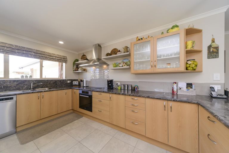 Photo of property in 11 Chestnut Close, Kelvin Grove, Palmerston North, 4414